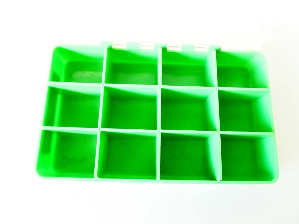 Plastový box TOKOZ s přihrádkami 14 x 8,5 x 2,5 cm