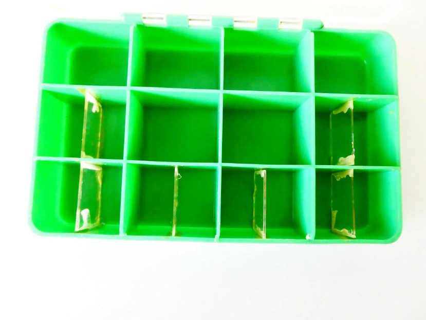Plastový box TOKOZ s přihrádkami 14 x 8,5 x 2,5 cm