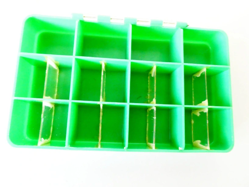 Plastový box TOKOZ s přihrádkami 14 x 8,5 x 2,5 cm