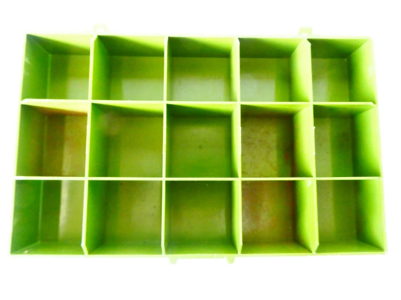Plastový box zelený s přihrádkami 16,5 x 10 x 3 cm