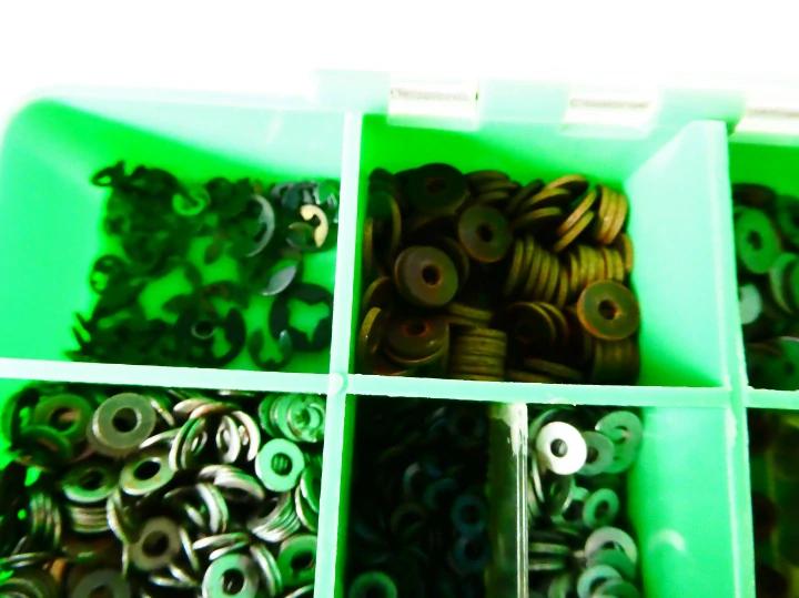 Kovové podložky různých velikostí v plastovém boxu Tokoz (vše, co je na foto - velké množství)