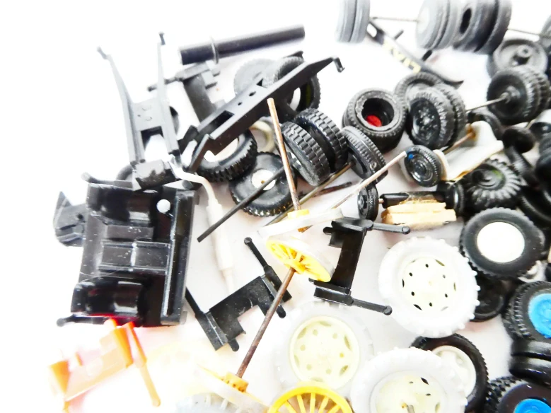 Náhradní kolečka k automobilům a další díly - většina H0 (vše, co je na foto)