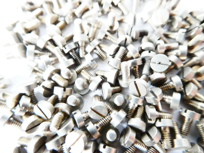SET cca 160 ks Mini šroubek - délka 5,4 mm, průměr závitu 1,9 mm