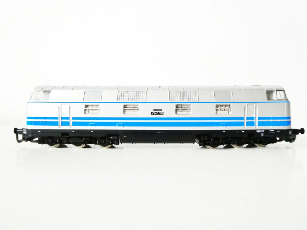 TT TILLIG 02659 Dieselová lokomotiva stříbrbý s modrými pruhy V240 001 DR OSVĚTLENÁ TOP STAV NEPOUŽITÁ v orig. krabičce s doplňky a návodem