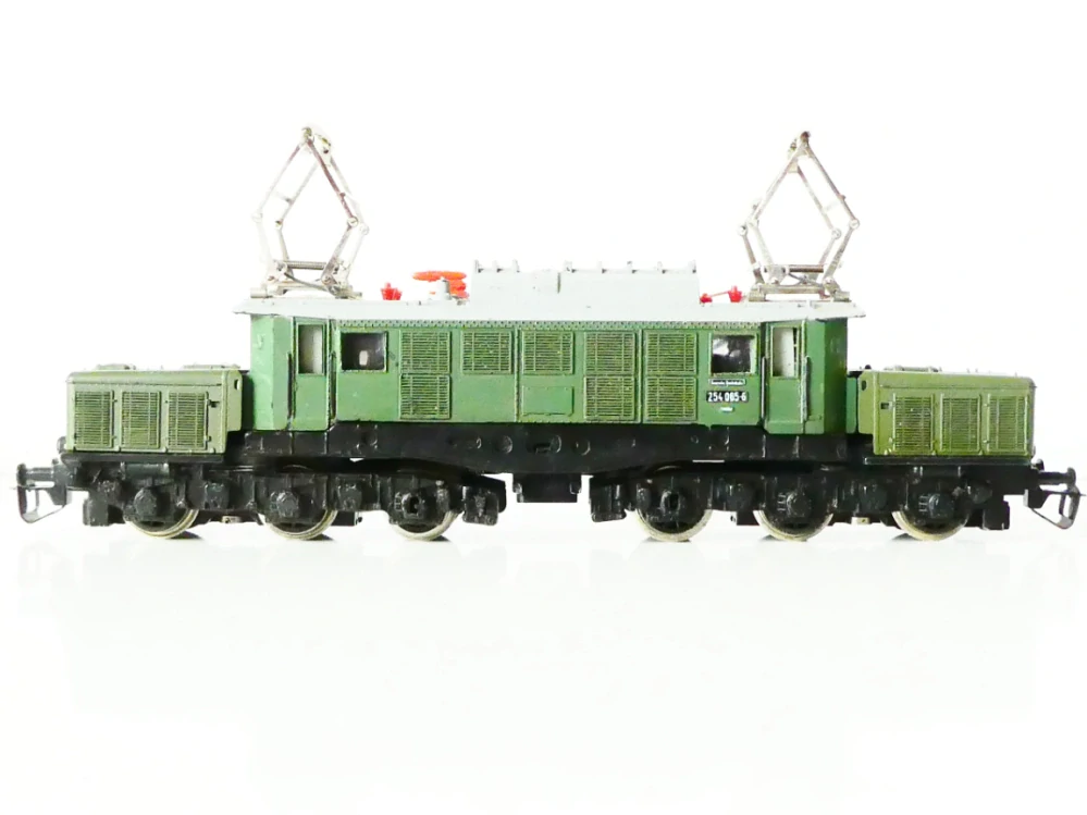 TT BTTB Elektrická lokomotiva BR 254 065-6 DR OSVĚTLENÁ (NA OPRAVU - NA KOLEJÍCH PROKLUZUJE A NEJEDE, SVÍTÍ)