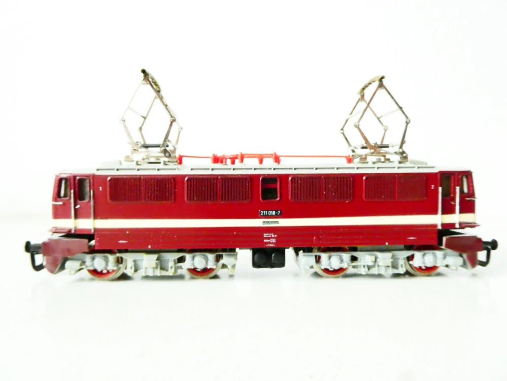 TT BTTB GÜTZOLD Elektrická lokomotiva E 211 018-7 DR OSVĚTLENÁ TOP STAV v krabičce s průvodním listem (vínová barva)