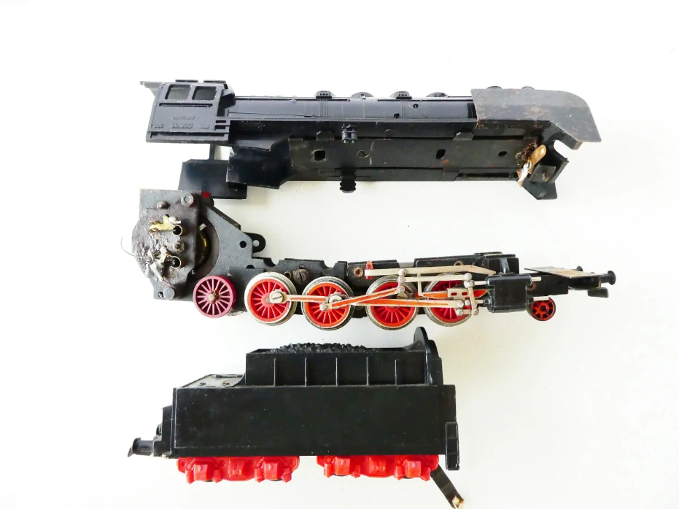 H0 PIKO Torzo parní lokomotivy BR 50 001 DR s tendrem NA NÁHRADNÍ DÍLY