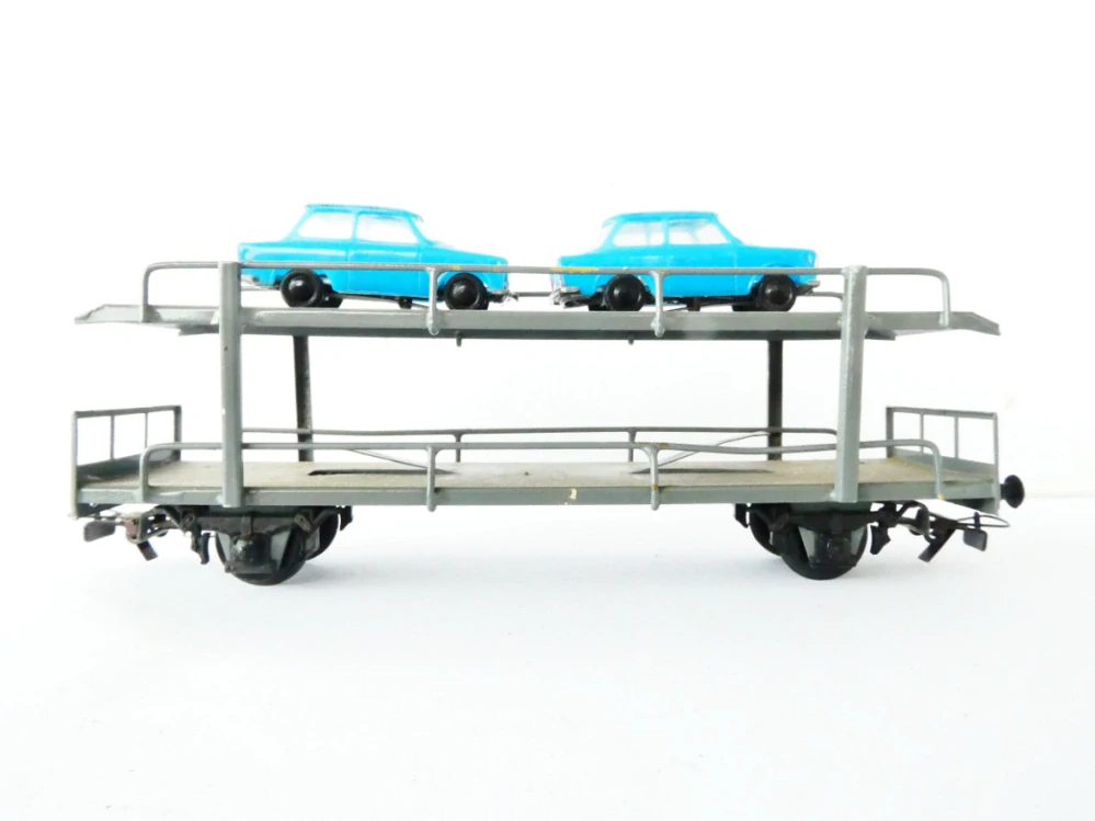 H0 PIKO Vůz na přepravu automobilů se 2mi osobními automobily TRABANT