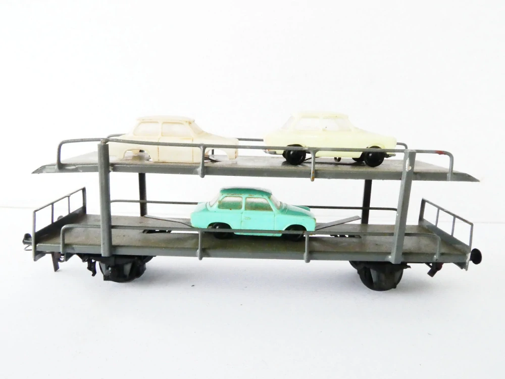 H0 PIKO Vůz na přepravu automobilů se 2mi osobními automobily TRABANT a jednou kastlí TRABANT