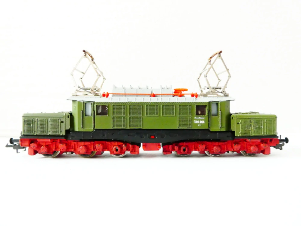 TT ZEUKE Elektrická lokomotiva E 94 065 DR OSVĚTLENÁ v krabičce