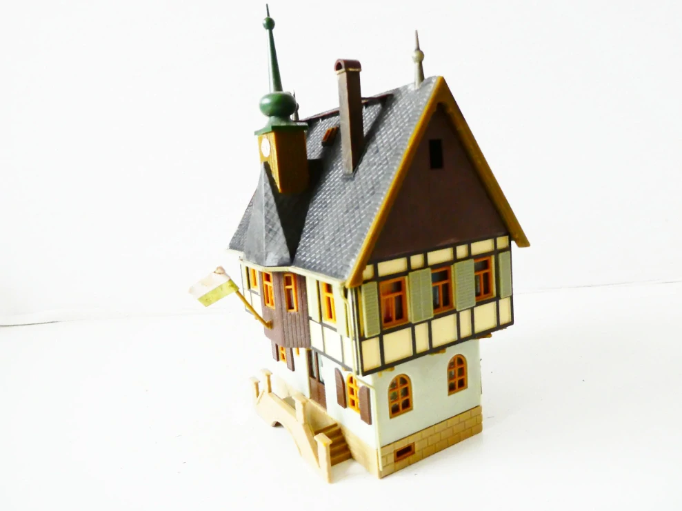 TT/H0 Městský patrový dům hrázděný dům s věží s hodinami - radnice