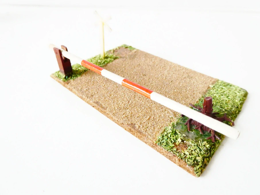 H0 Železniční přejezd chráněný s výstražným křížem ruční 1 ks 