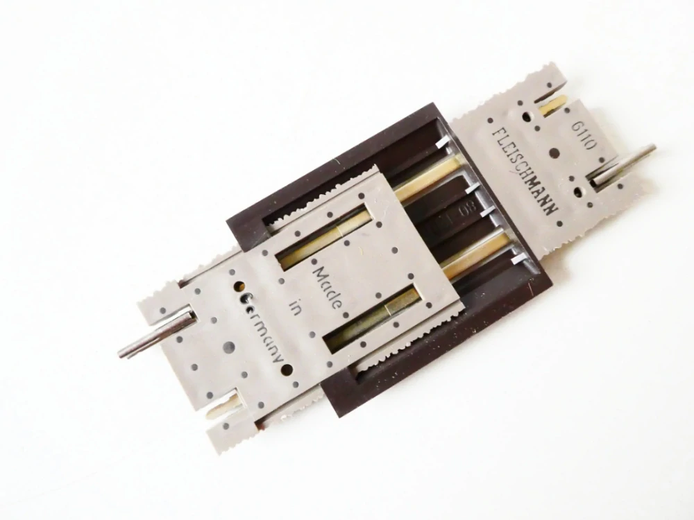 H0 Fleischmann 6110 Vyrovnávací nastavitelná kolej 80 - 120 mm s přejezdem TOP STAV NEPOUŽITÁ