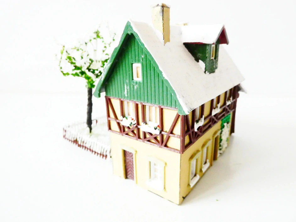 TT Hrázděný zasněžený dům s kůlnou, stromem a zahrádkou