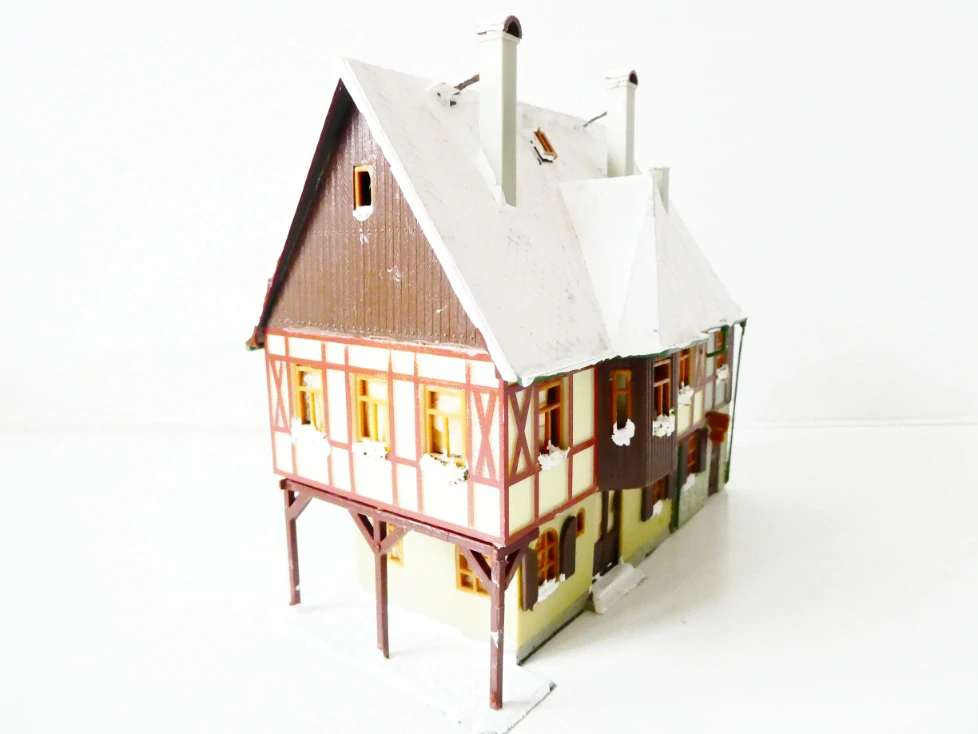 TT/H0 Městský hrázděný dům zasněžený