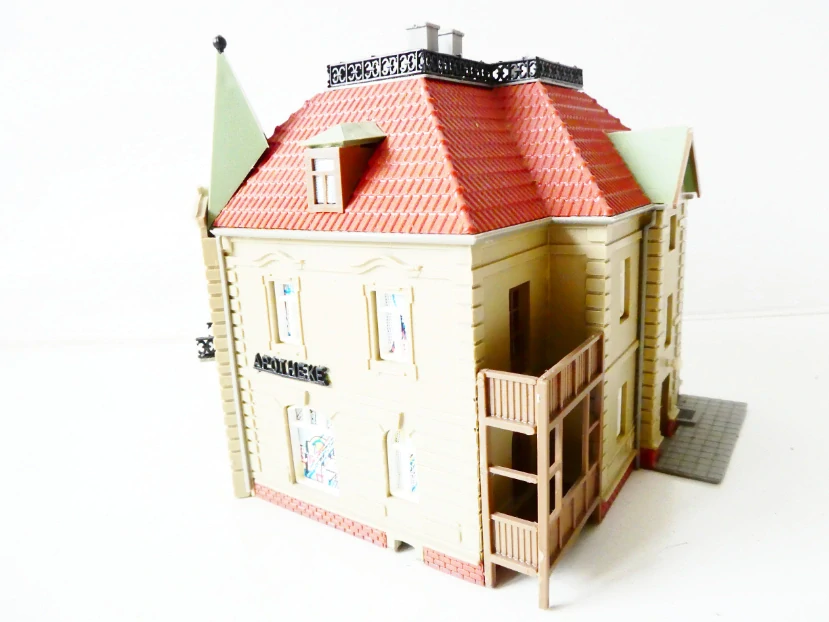 H0 Městský rohový dům s lékárnou PĚKNÝ STAV