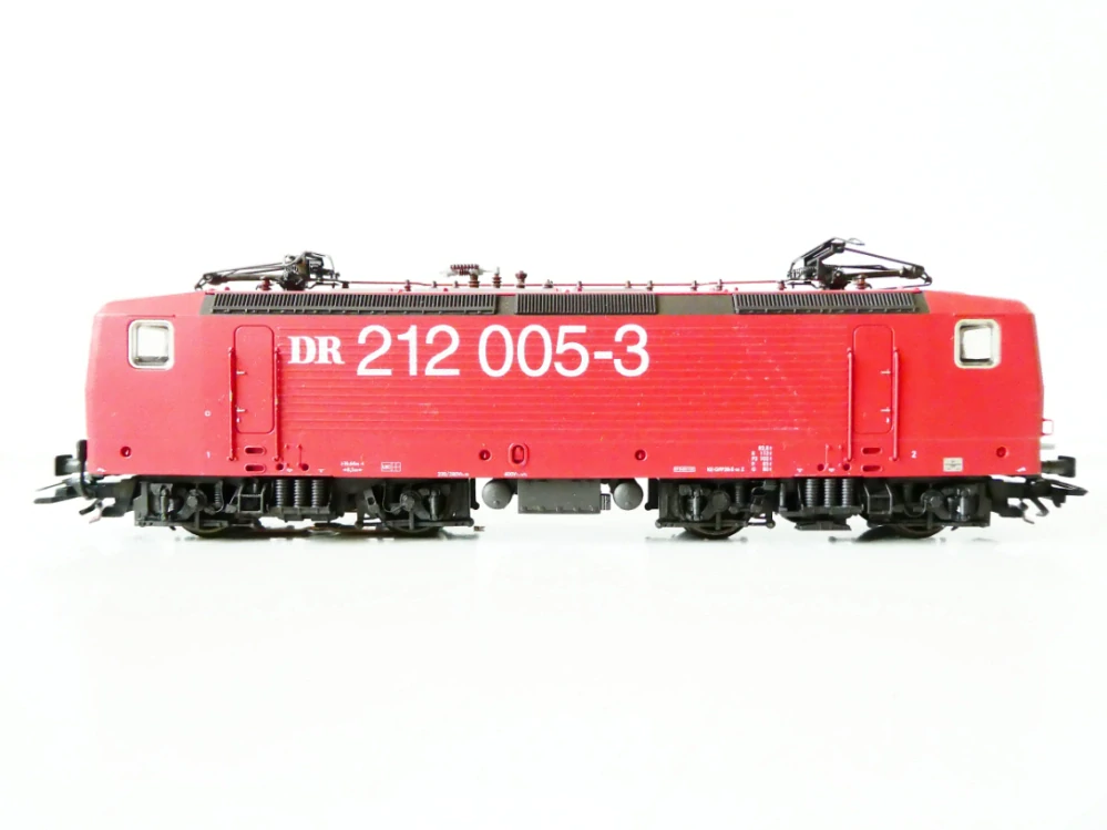 H0 MÄRKLIN Elektrická lokomotiva 3442.001 H0 AC BR 212 005-3 BR v provedení řez lokomotivou TOP STAV
