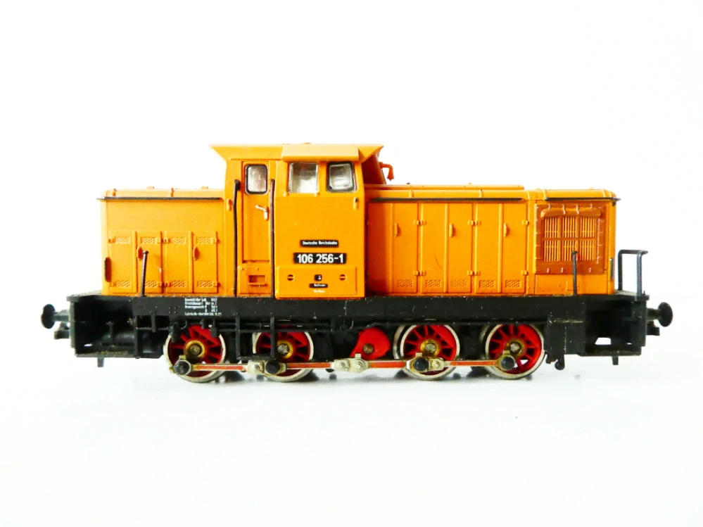 H0 PIKO Dieselová lokomotiva BR 106 256-1 DR OSVĚTLENÁ v orig. krabičce