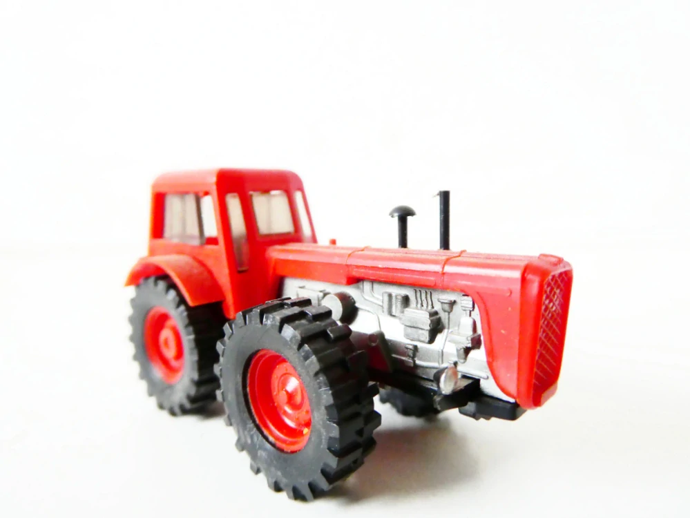 H0 VEB BERLINPLAST Traktor Dutra D4K PĚKNÝ STAV