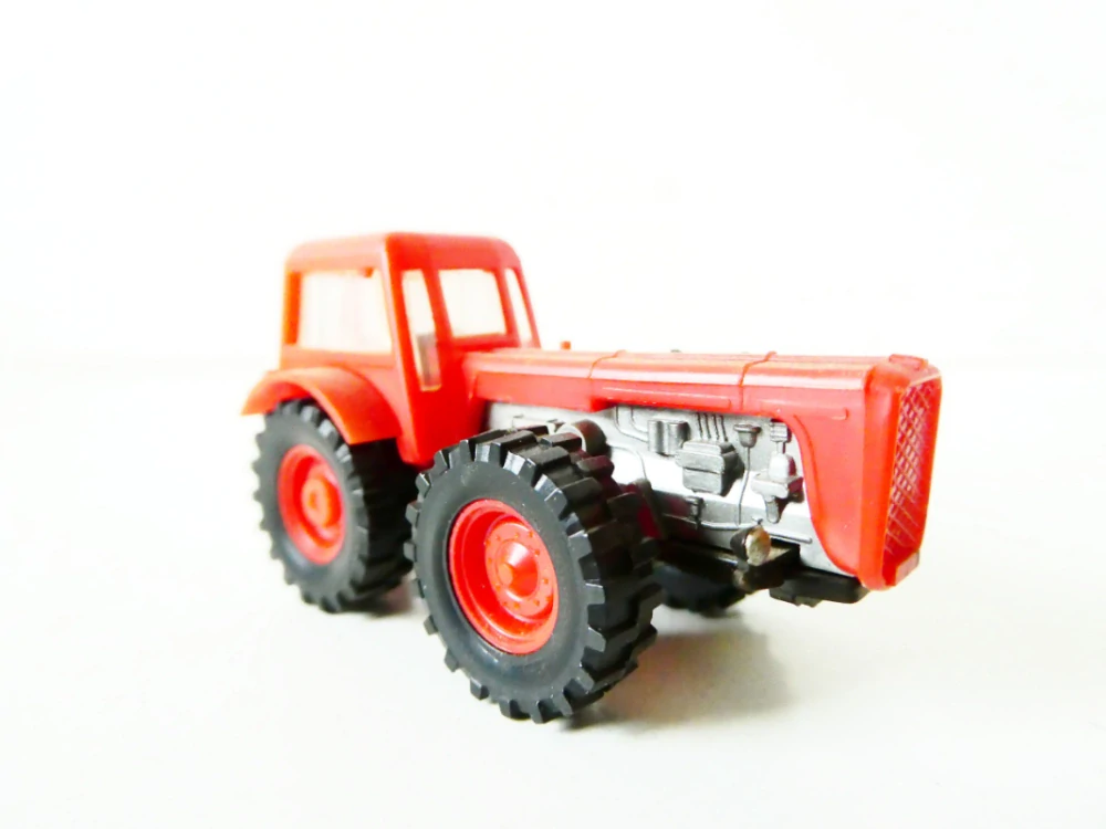 H0 VEB Berlinplast Traktor Dutra D4K 