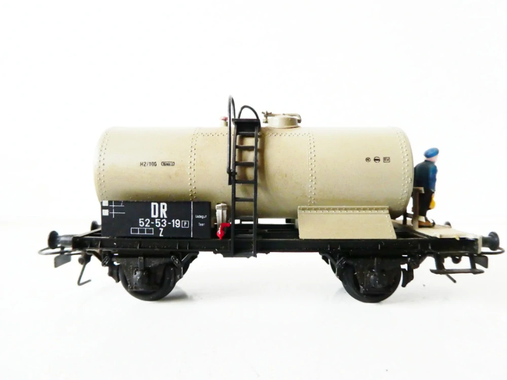 H0 SCHICHT Cisternový vůz  52-53-19 DR s drážním personálem