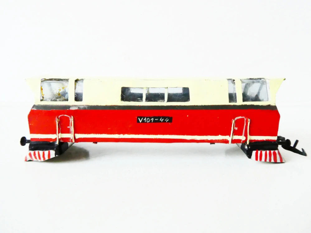 TT Ručně vyrobená kovová kastle pro dieselovou lokomotivu značená V 101-44