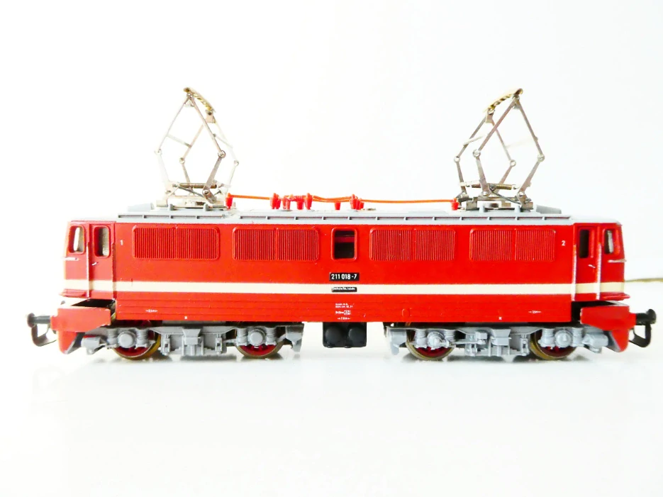 TT GÜTZOLD Elektrická lokomotiva BR 211 018 - 7 OSVĚTLENÁ PĚKNÝ STAV