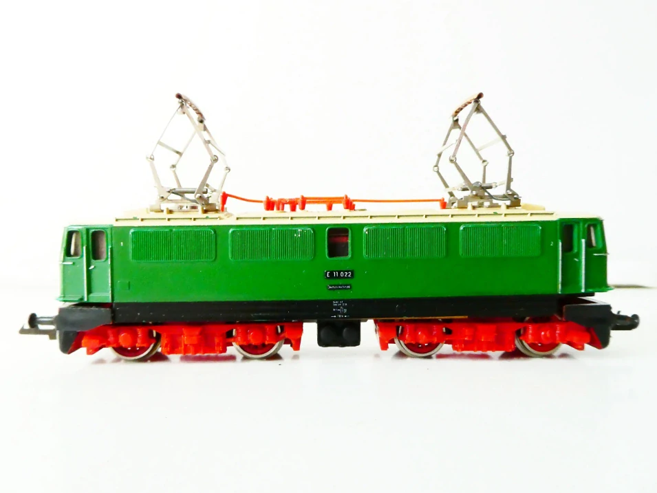 TT ZEUKE Elektrická lokomotiva E 11 022 DR v krabičce s návodem a včetně dvou náhradních spřáhel