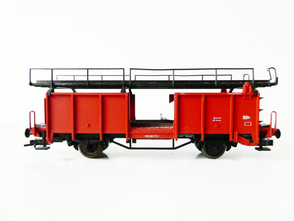 H0 FLEISCHMANN 5244 Nákladní vůz na přepravu automobilů 21 80 433 2 711-1 DB s jedním osobním automobilem PĚKNÝ STAV