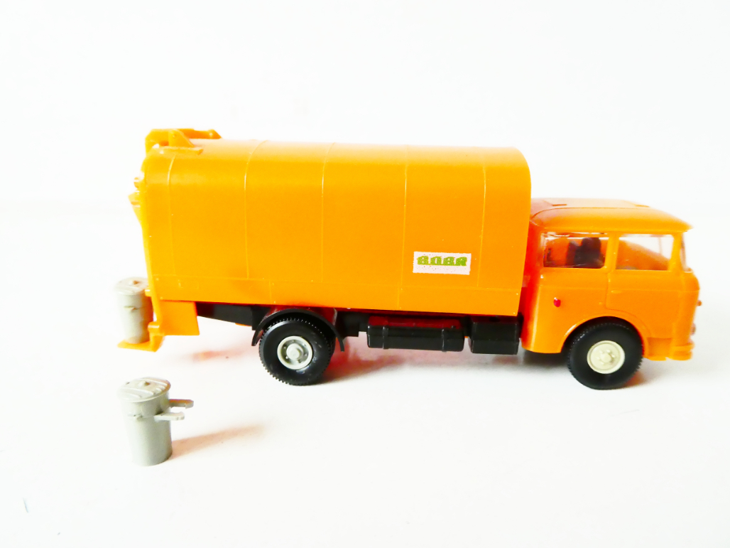 H0 PERMOT HRUSKA  Nákladní automobil ŠKODA 706 RTK "Bobr" - popelářský vůz oranžový PĚKNÝ STAV