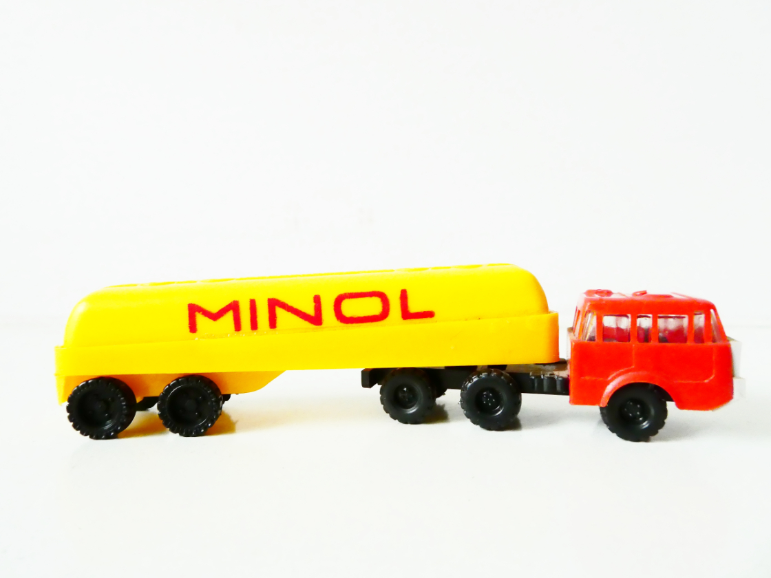 TT VEB Modell-Konstrukt Nákladní automobil TATRA 813 66 s cisternou MINOL PĚKNÝ STAV