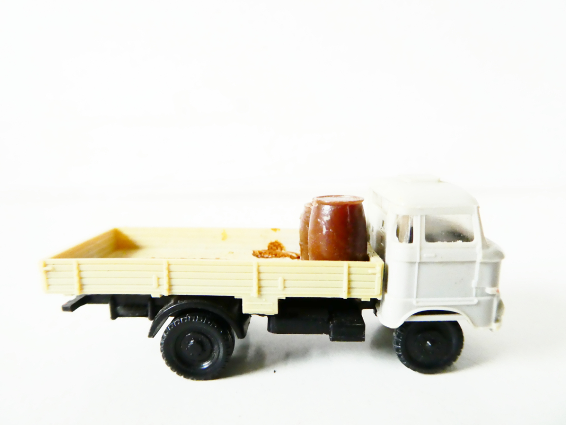 TT VEB Berlinplast Nákladní automobil IFA W50 valník s nákladem sudů