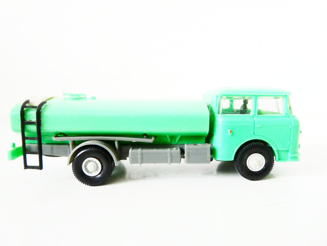 H0 Permot Hruska Nákladní automobil ŠKODA s řidičem - cisterna na vodu zelená PĚKNÝ STAV