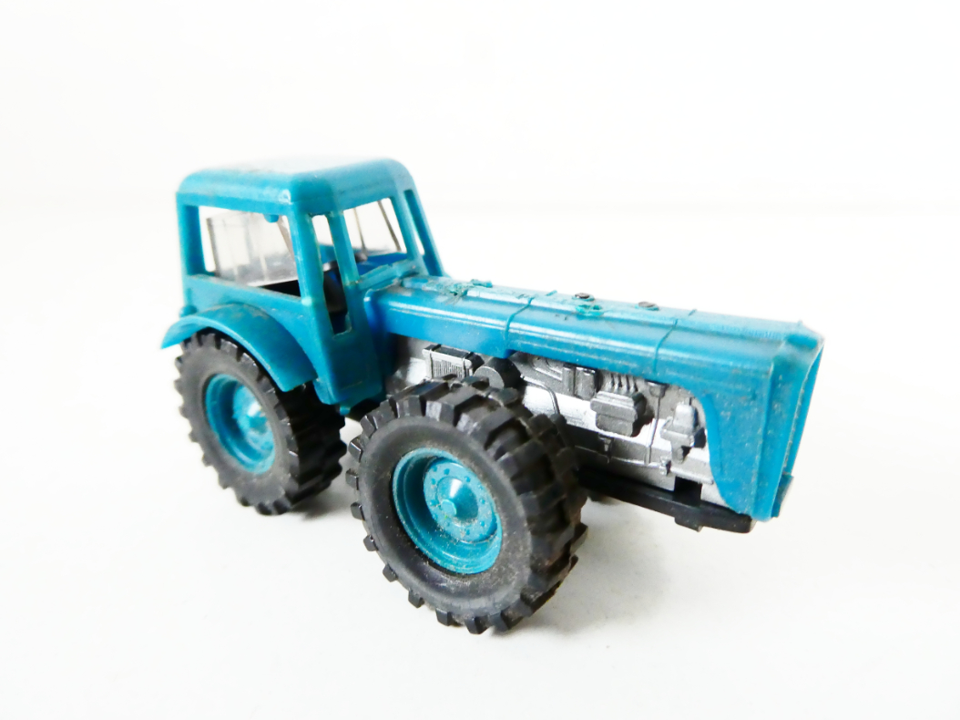 H0 VEB Berlinplast Traktor Dutra D4K 