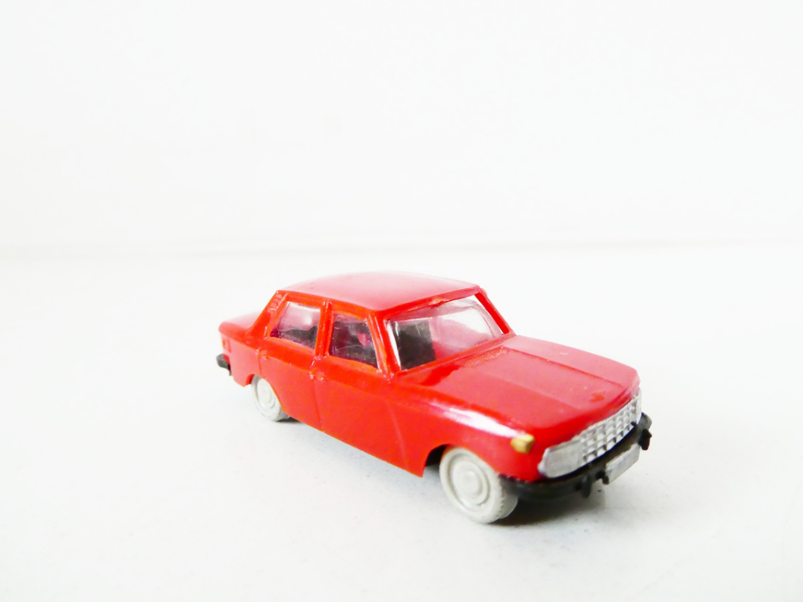 H0 VEB Modell-Konstrukt Osobní automobil Wartburg 353 červený PĚKNÝ STAV