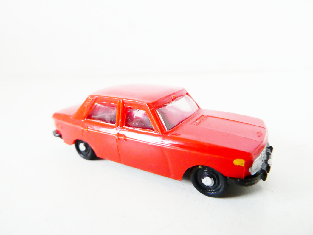 H0 VEB Modell-Konstrukt Osobní automobil Wartburg 353 červený PĚKNÝ STAV