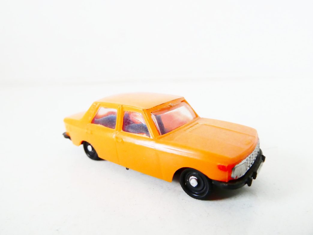 H0 VEB Modell-Konstrukt Osobní automobil Wartburg 353 oranžový PĚKNÝ STAV