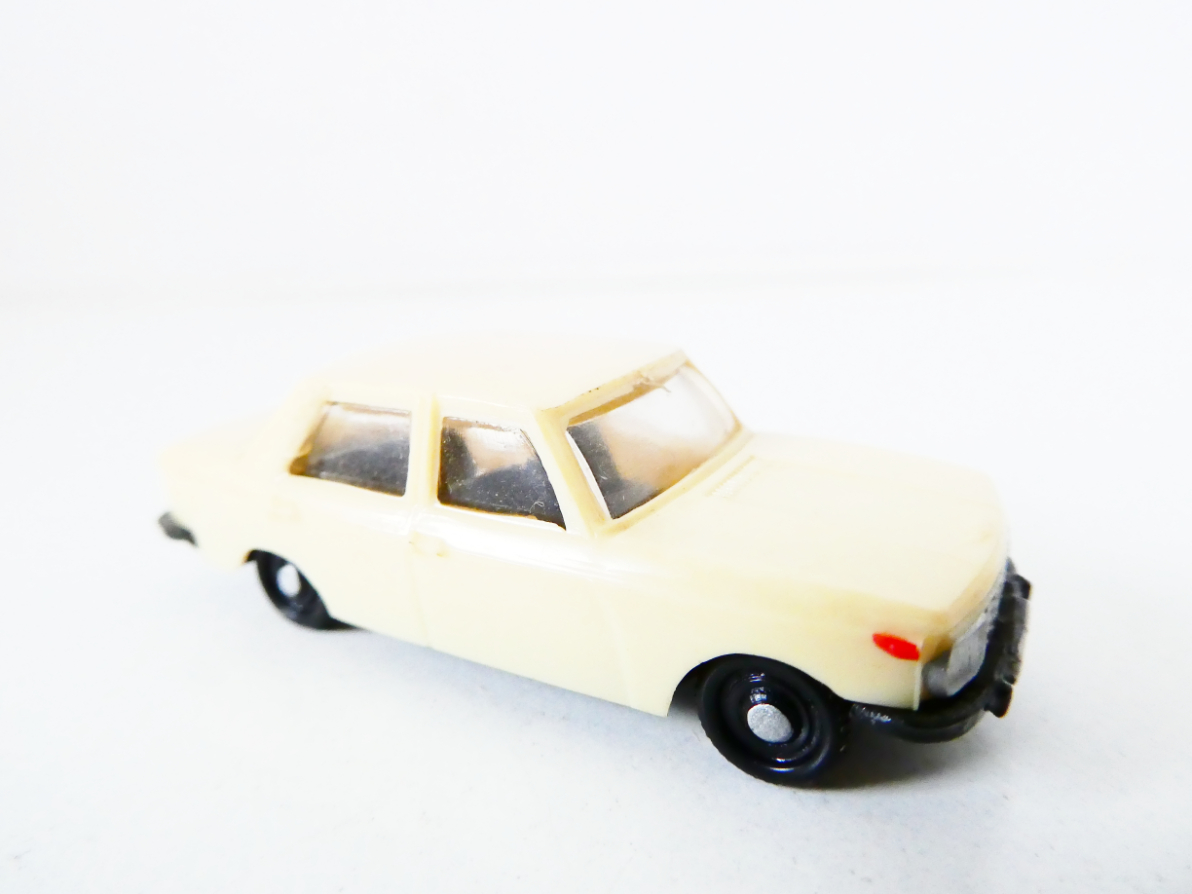 H0 VEB Modell-Konstrukt Osobní automobil Wartburg 353 smetanový PĚKNÝ STAV