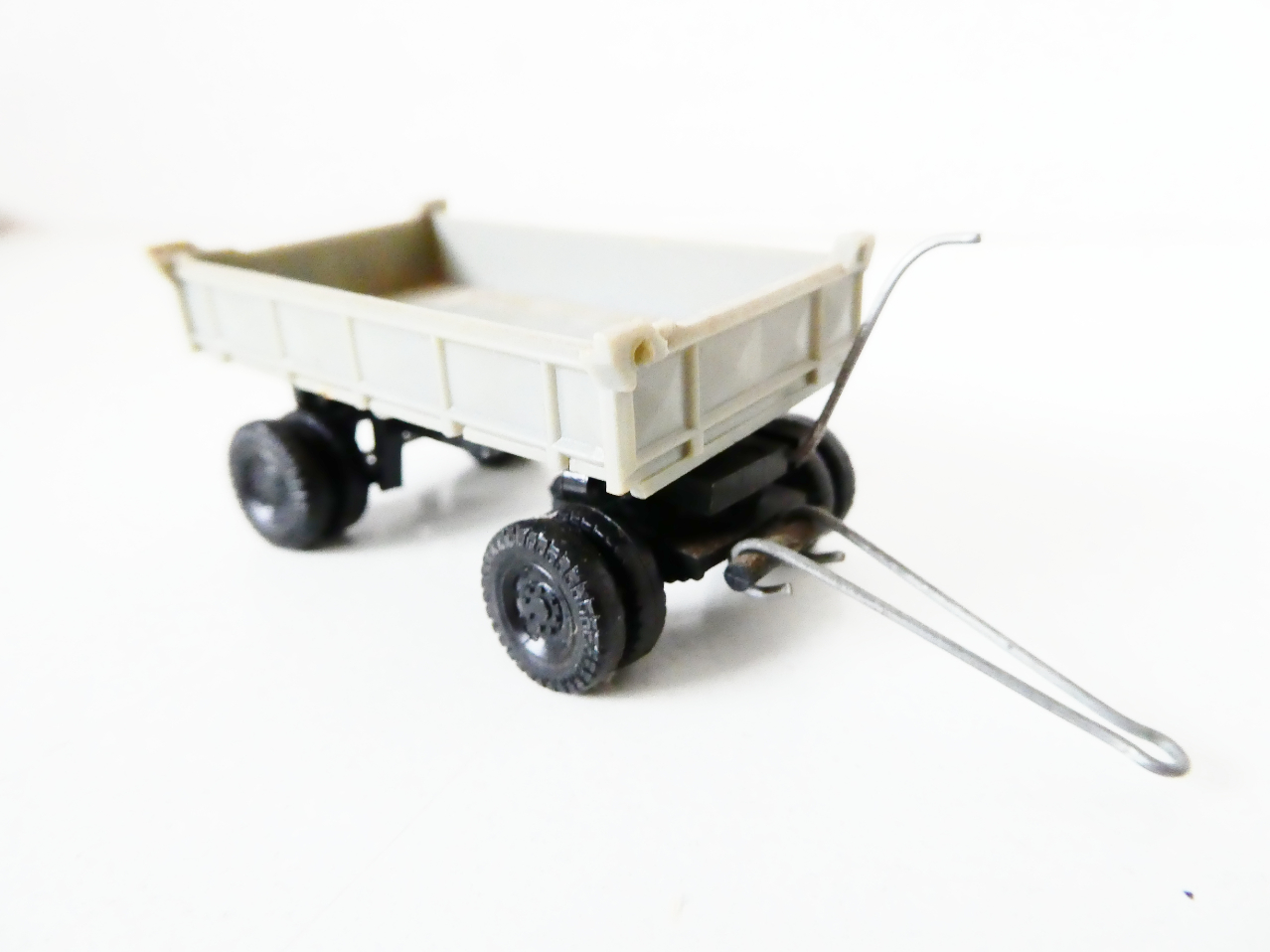 H0 VEB PLASTICART Přívěs za nákladní automobil s bočním výklopným mechanismem PĚKNÝ STAV