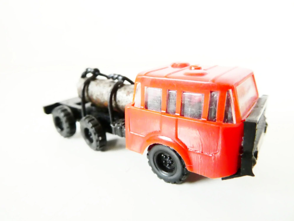 TT VEB Modell- Konstruktt Nákladní automobil TATRA 813 66 tahač červený s nákladem