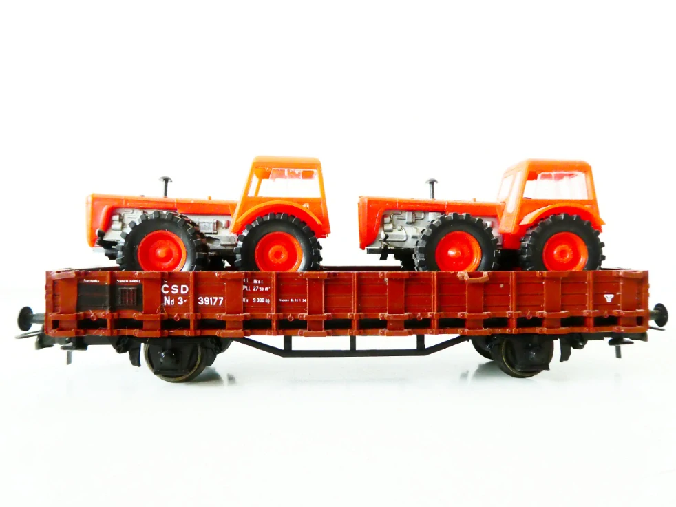 H0 ROCO Nákladní klanicový vůz Nd 3-39177 s nákladem 2x traktor ČSD TOP STAV