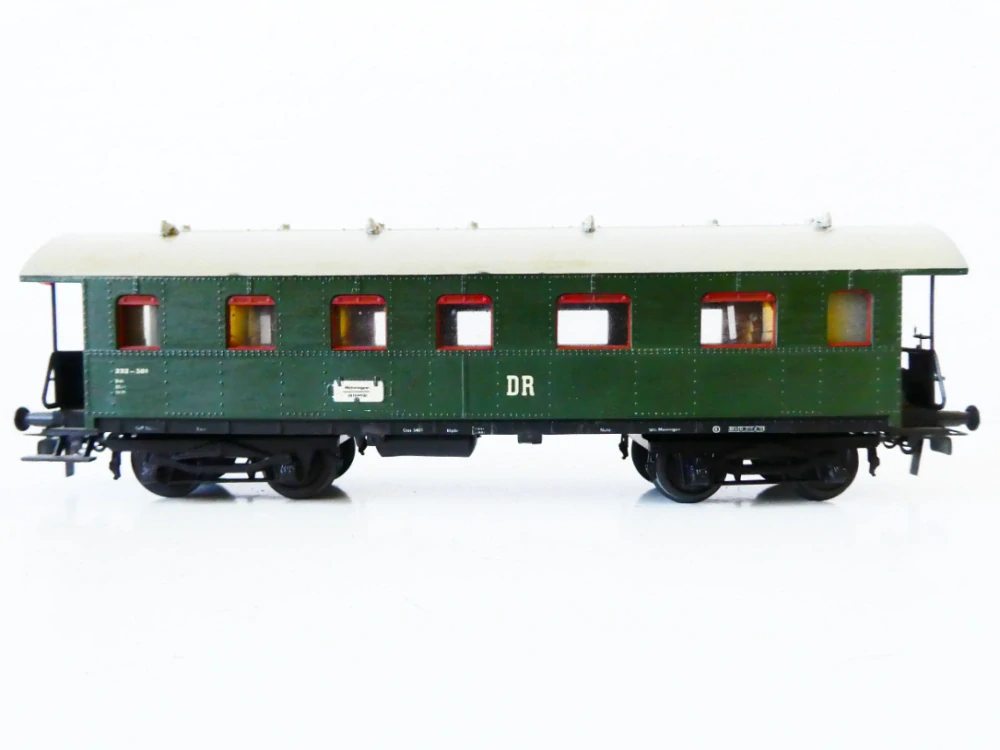 H0 SCHICHT Osobní vůz 232-501 s cestujícími a personálem DR PĚKNÝ STAV