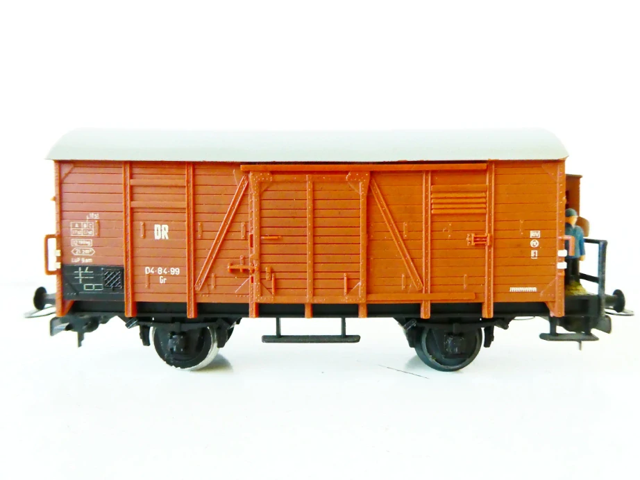 H0 PIKO Nákladní vůz krytý 04-84-99 Gr s budkou brzdaře - s personálem DR OSVĚTLENÝ PĚKNÝ STAV