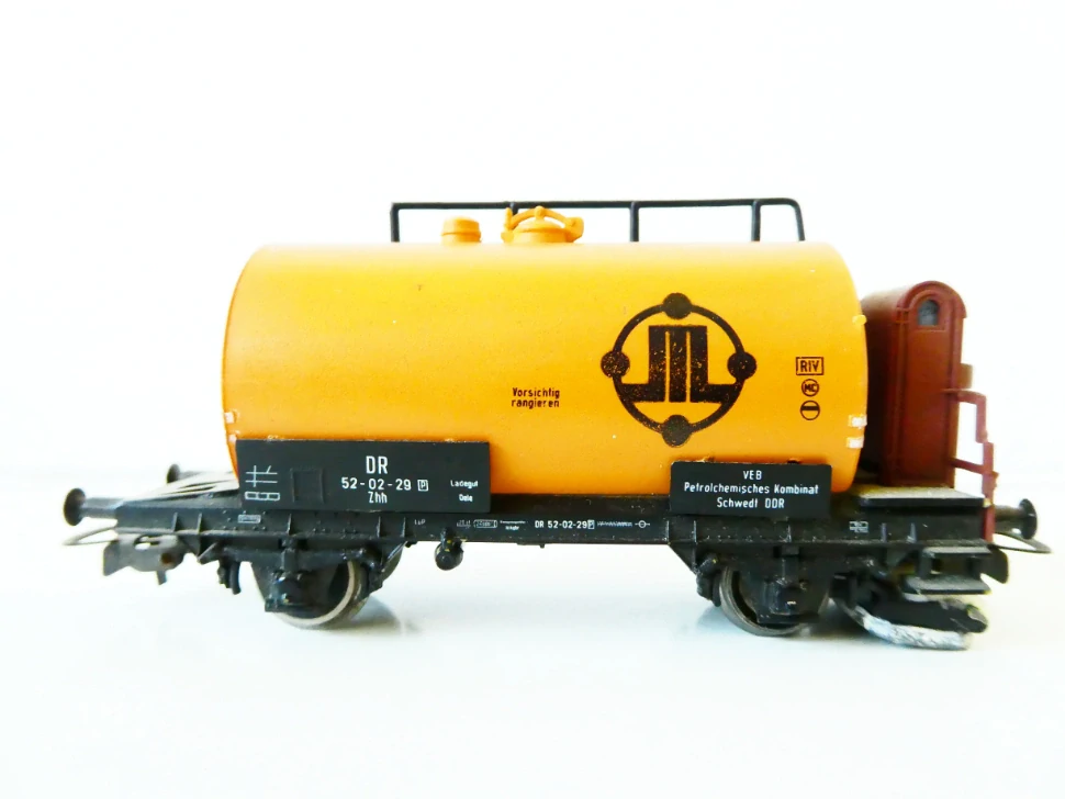 H0 PIKO Cisternový vůz 52-02-29 Petrolchemisches Kombinat Schwedt s budkou brzdaře a nástavcem na čištění kolejí DR PĚKNÝ STAV
