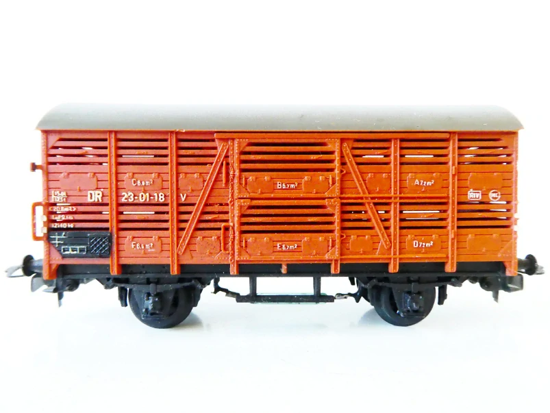 H0 PIKO Nákladní vůz na přepravu dobytka 23-01-18 s drážní obsluhou a magnetickým spínačem DR PĚKNÝ STAV