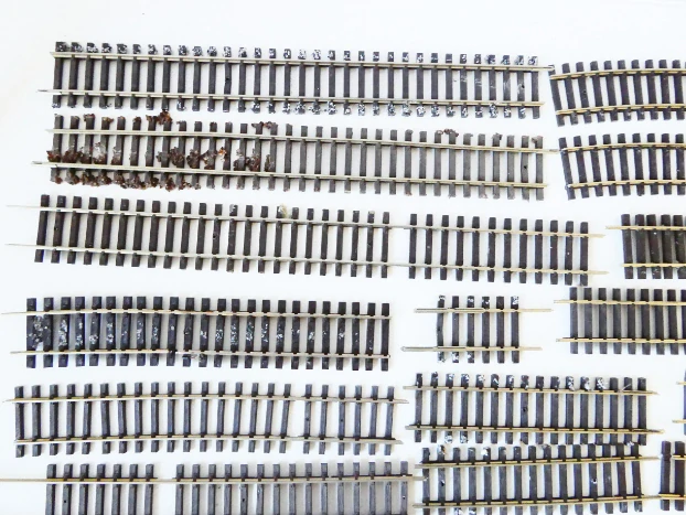 H0 TILLIG SET 36 ks Koleje použité se zbytky posypů (viz foto)