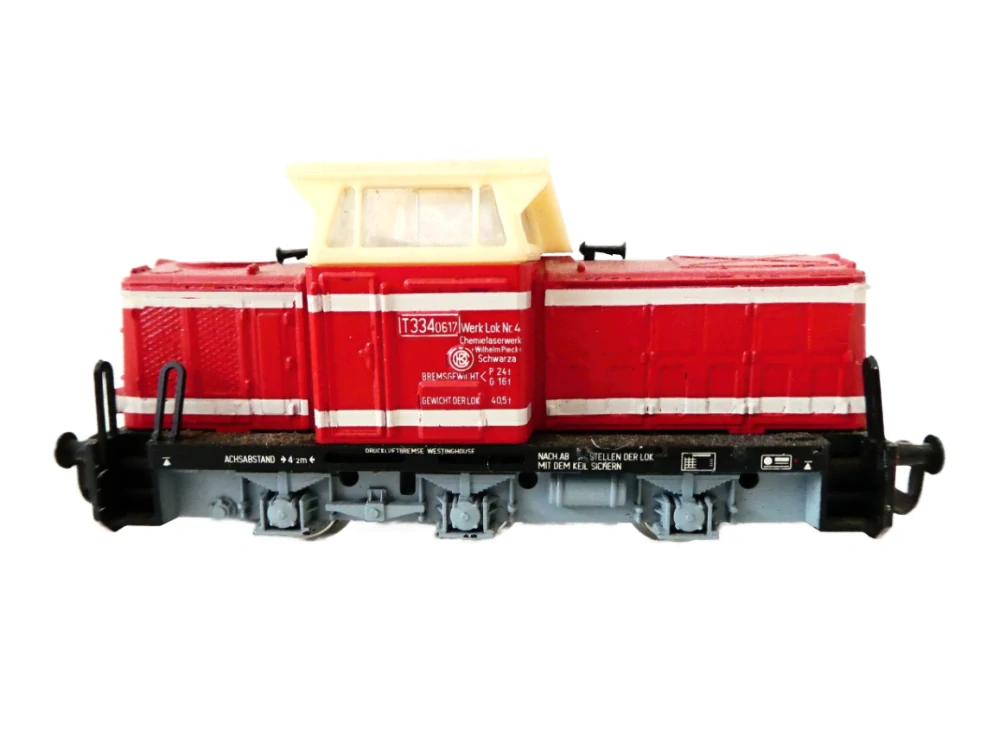 TT TILLIG 02611 Dieselová lokomotiva T334.0617 červená s krémovými pruhy „Chemiekombinates Schwarza" v originální krabičce