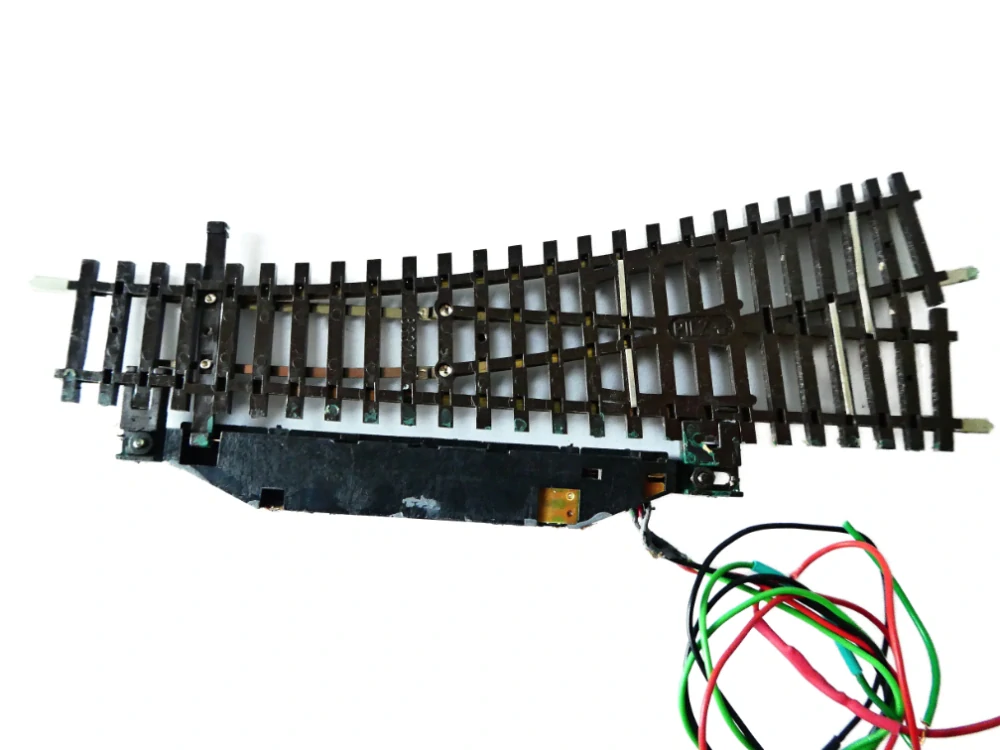 TT PILZ/TILLIG Výhybka oblouková pravá 83321 - 15° 129,5 mm s elektrickým přestavníkem PĚKNÝ STAV