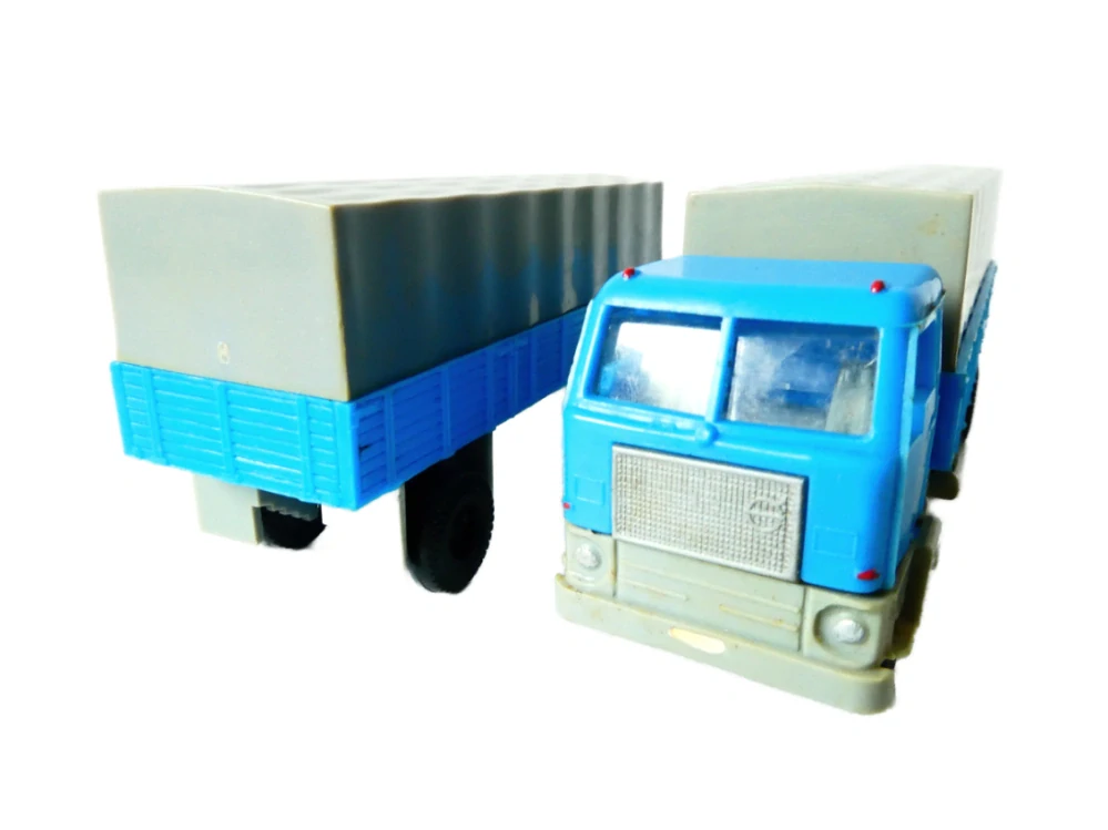 H0 VEB Plastspielwaren Berlin - Nákladní automobil VOLVO F 88 s přívěsem - valník s plachtou - v orig. krabičce TOP STAV