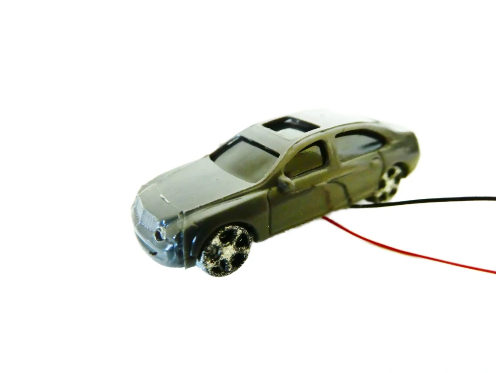TT Osobní automobil šedý s el. kabelem